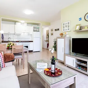 https://apartamentos-la-laguna-deluxe-1.adeje-hotels.com